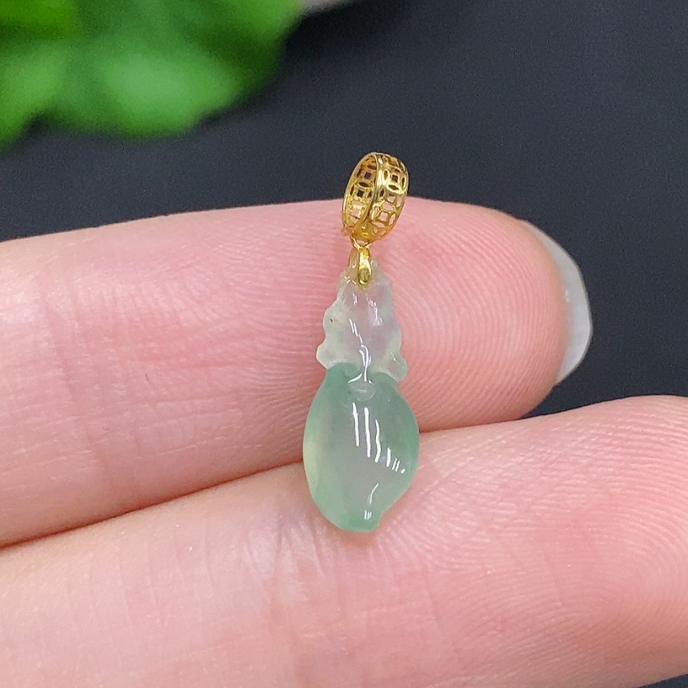 F33941106 Jadeite Auspicious Gourd Pendant with 18k Gold Clasp, Total Weight Approximately 0.3g