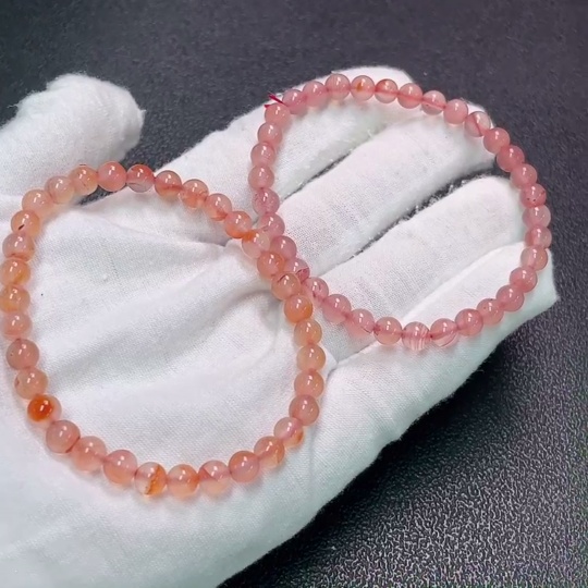 C32816580 The southern red agate bracelet contains visible organic matter, with a total weight of approximately 17 grams, sold as a lot.