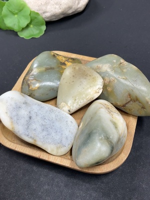 H41813886 和田玉      货品总重约580g     皮色成因未定   含其他矿物成份