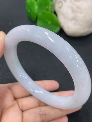 F46566957 翡翠圆条手镯 61.1圈口 货品总重约79.24克