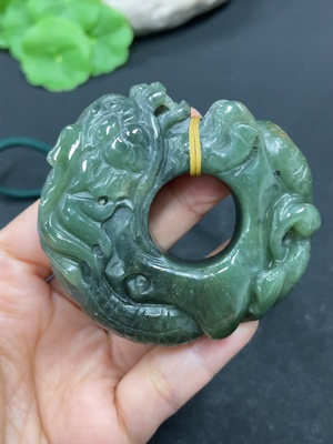 H41905243 和田玉手把件    龙环    货品总重约（含绳）116.9g   配珠非和田玉