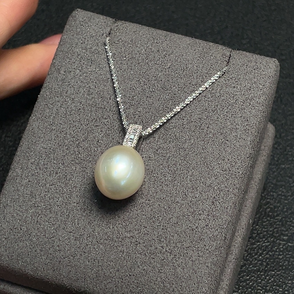 C30469377 Seawater Pearl Pendant with 18k Gold Chain and 18k Gold Pendant, Approximately 11.6mm, Total Weight About 4.91g, Set with Diamonds