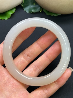H46528636 和田玉正圈手镯 圈口57.6mm 总重约63.15g