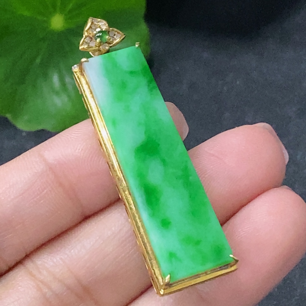 F34977061 Jadeite Plain Pendant with 18K Gold and Diamond Accents, Total Weight Approximately 4.48g
