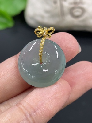 F42952464 翡翠平安扣挂件 18k金扣头 货品总重约4.15g 配镶钻石