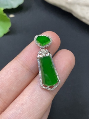 F27121691 Jadeite Plain Pendant Pendant with 18k Gold Mount, Total Weight Approx. 2.26g
