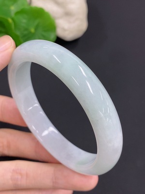 F46555009 翡翠正圈手镯 货品总重量约54克 圈口58.3