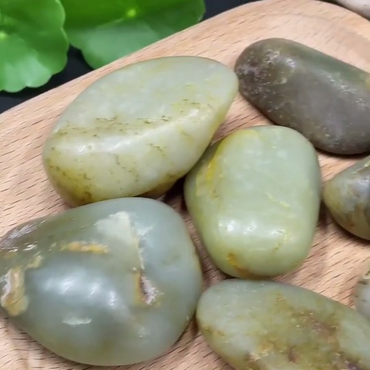 H35084811 Hetian Jade with undetermined skin color formation, total weight approximately 271.4g