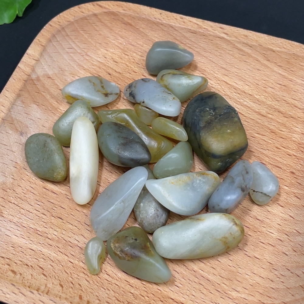 H29324276 Hetian Jade, undetermined cause of skin color, containing other mineral components, total weight about 84g, sell as a lot
