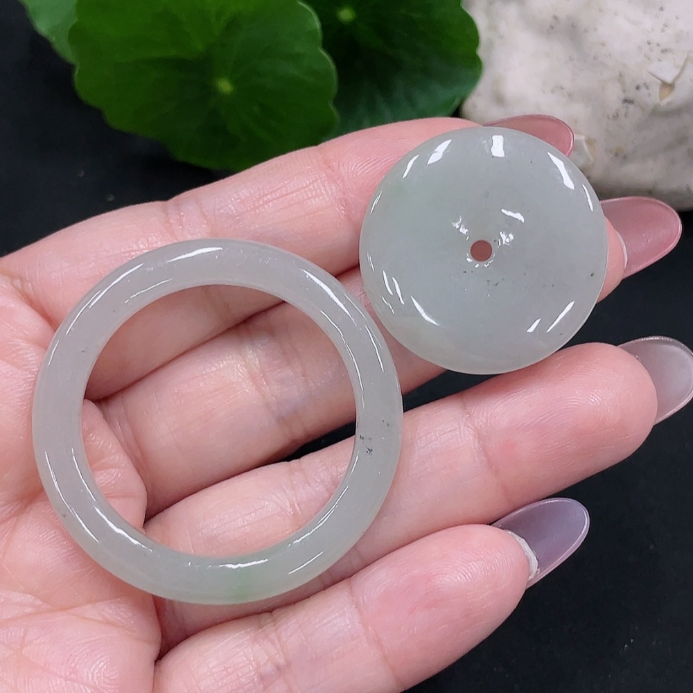 F34982938 Jadeite Mother-and-Child Button Pendant, Total Weight Approximately 15.6g