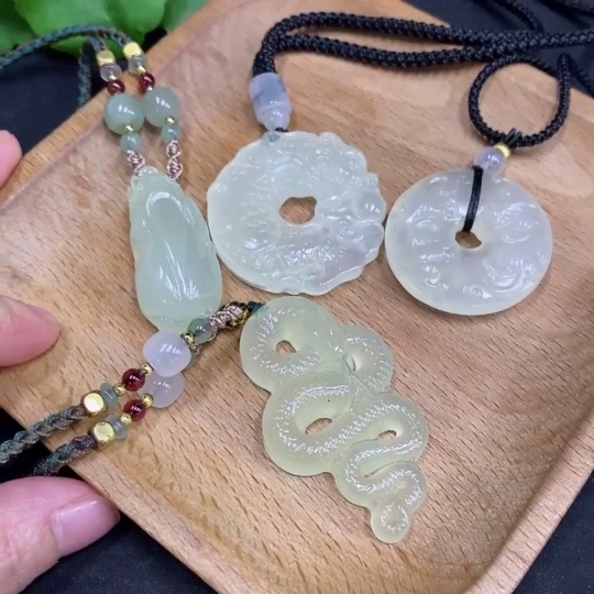 H34970576 Xiuyu (Serpentine Jade) Pendant