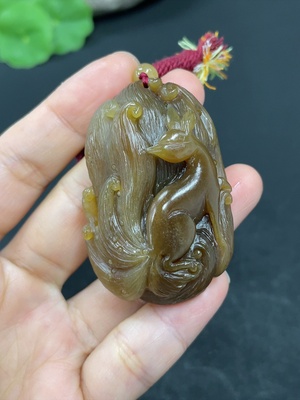 H42953837 和田玉挂件    九尾狐   货品总重约（含绳）46.1g