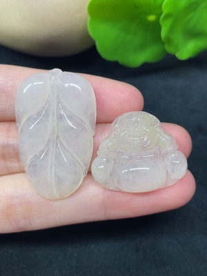 F45335370 翡翠叶子+佛公挂件 一手走 总重约9.17g
