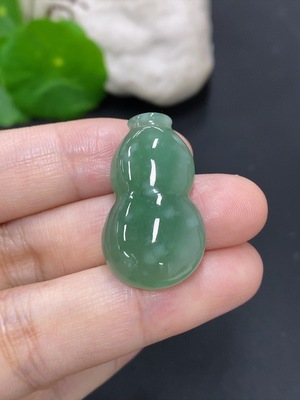 F46616467 翡翠葫芦挂件 货品总重量约6克