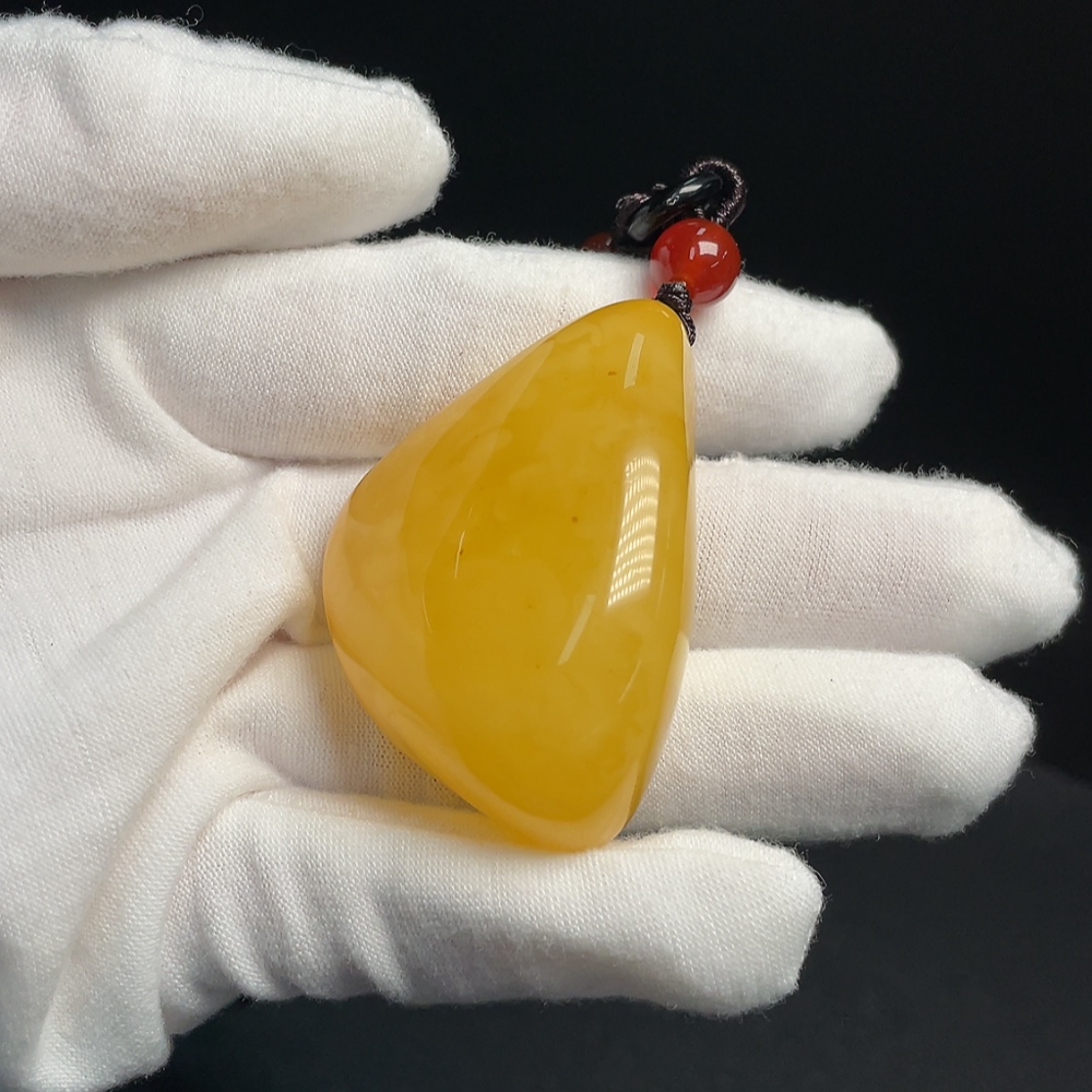 C34040054 Amber Beeswax Pendant with Non-Natural Accent Stones, Total Weight Approx. 25.52g Including Rope