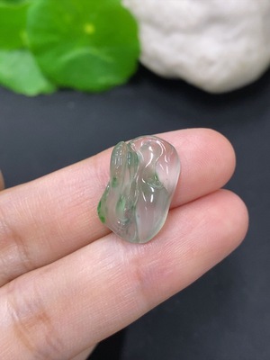 F46552160 翡翠年年有余挂件 货品总重量约2克