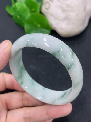 F46568833 翡翠贵妃手镯 圈口53.8/49mm 货品总约重41.27g