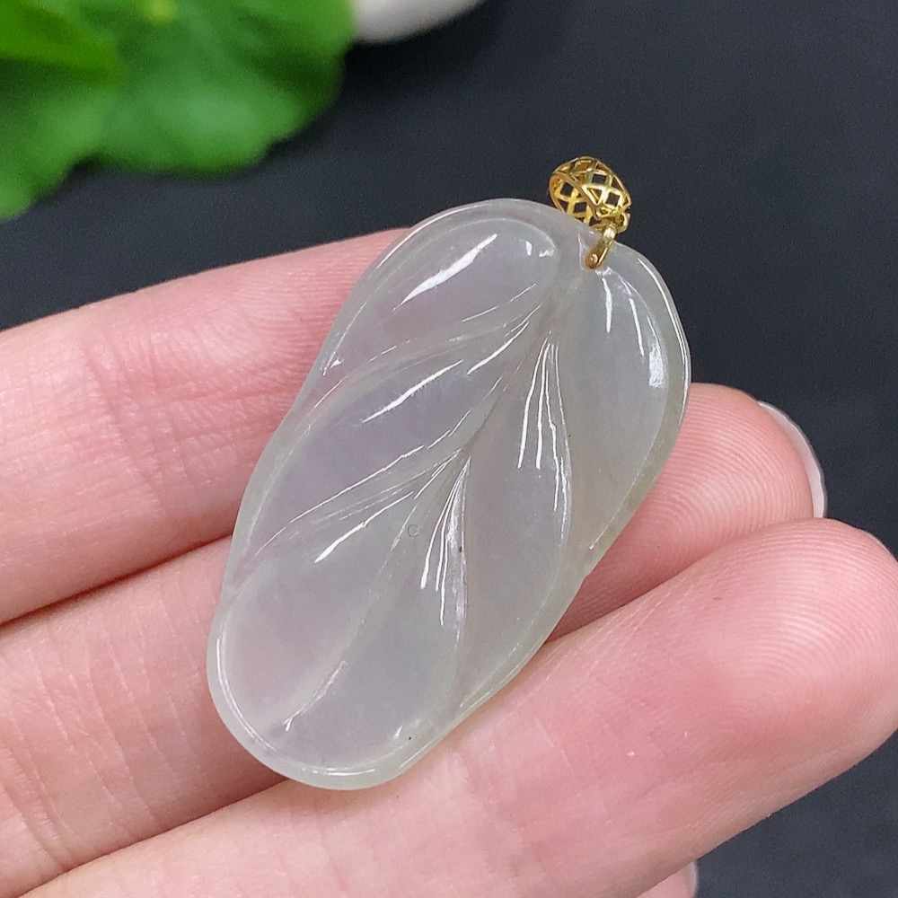 F34968299 Jadeite Leaf Pendant with 18K Gold Clasp, Total Weight Approximately 4.6 Grams