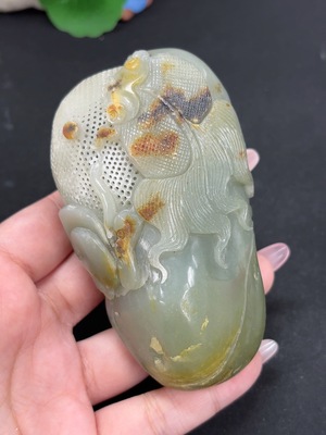 H46587646 和田玉手把件 鱼篓 货品总重约277.5g 皮色成因未定