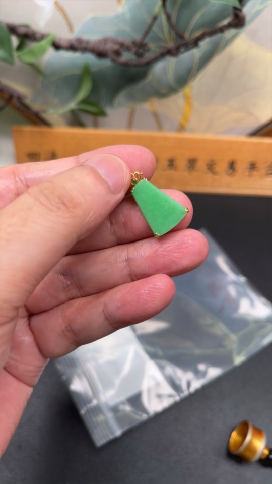 F34948676 Jadeite Plain Pendant with 18k Gold, Total Weight Approx. 1.4g