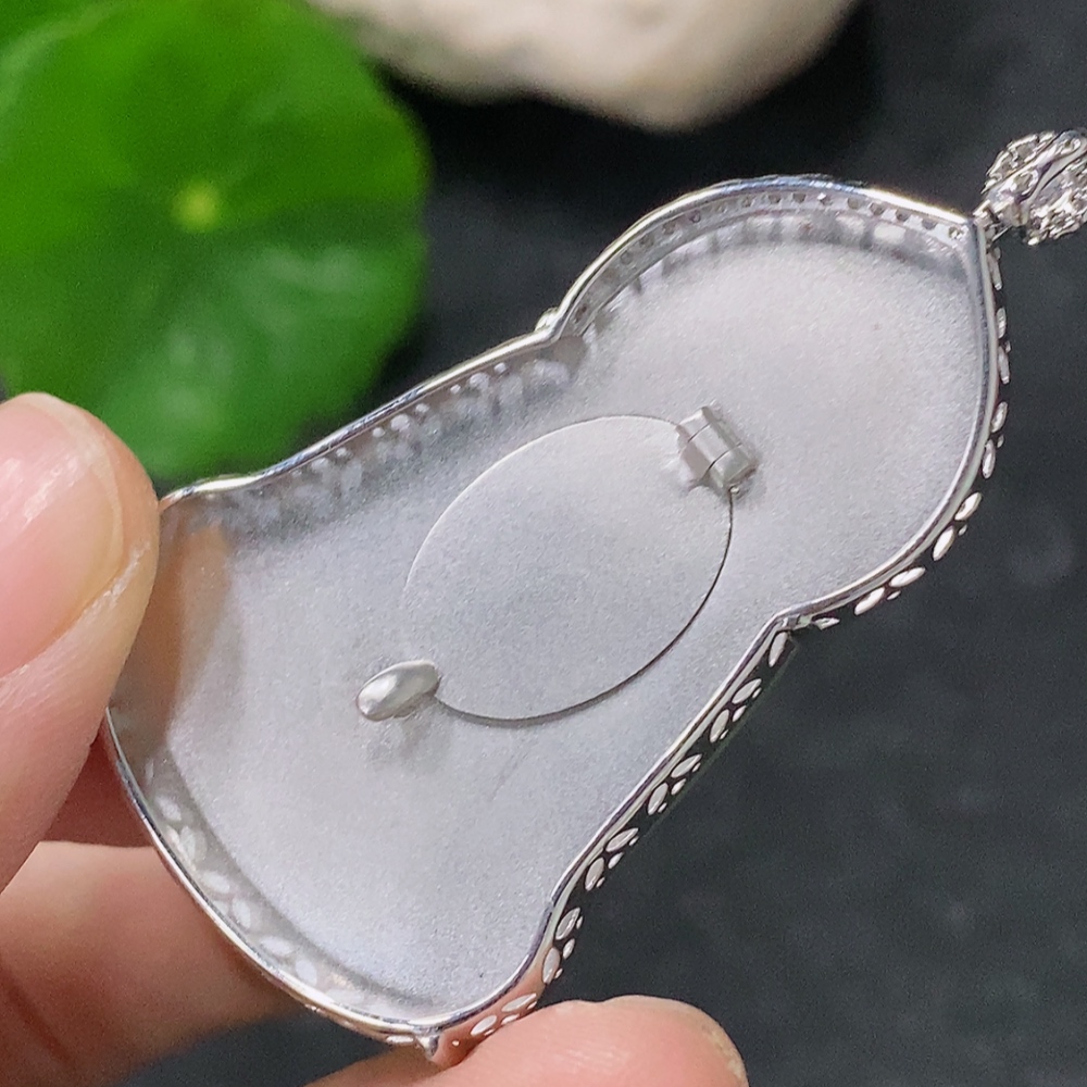 F32799247 Jadeite inlaid Guanyin pendant 18k with diamond accents, total product weight approximately 9.63g