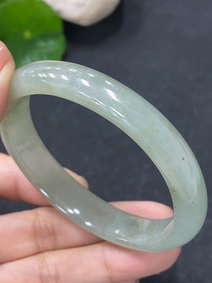 F35116644 翡翠贵妃手镯 圈口54/44.5mm 货品总约重33.76g