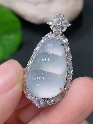 F33912634 Jadeite Mung Bean Pendant with 18k Gold and Diamond Accents, Total Weight Approx. 6.25g