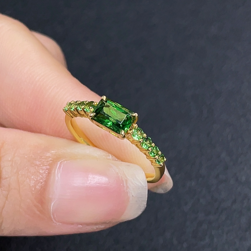C33868987 18K Gold Garnet Ring Total Weight Approx. 2.24g Size 14.5