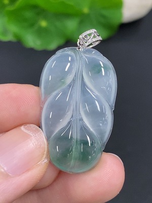 F41933573 翡翠叶子挂件 18k金扣头 货品总重量约5克 配镶钻石