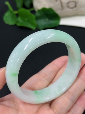 F46546646 翡翠正圈手镯 货品总重约67.46g 56.4圈口