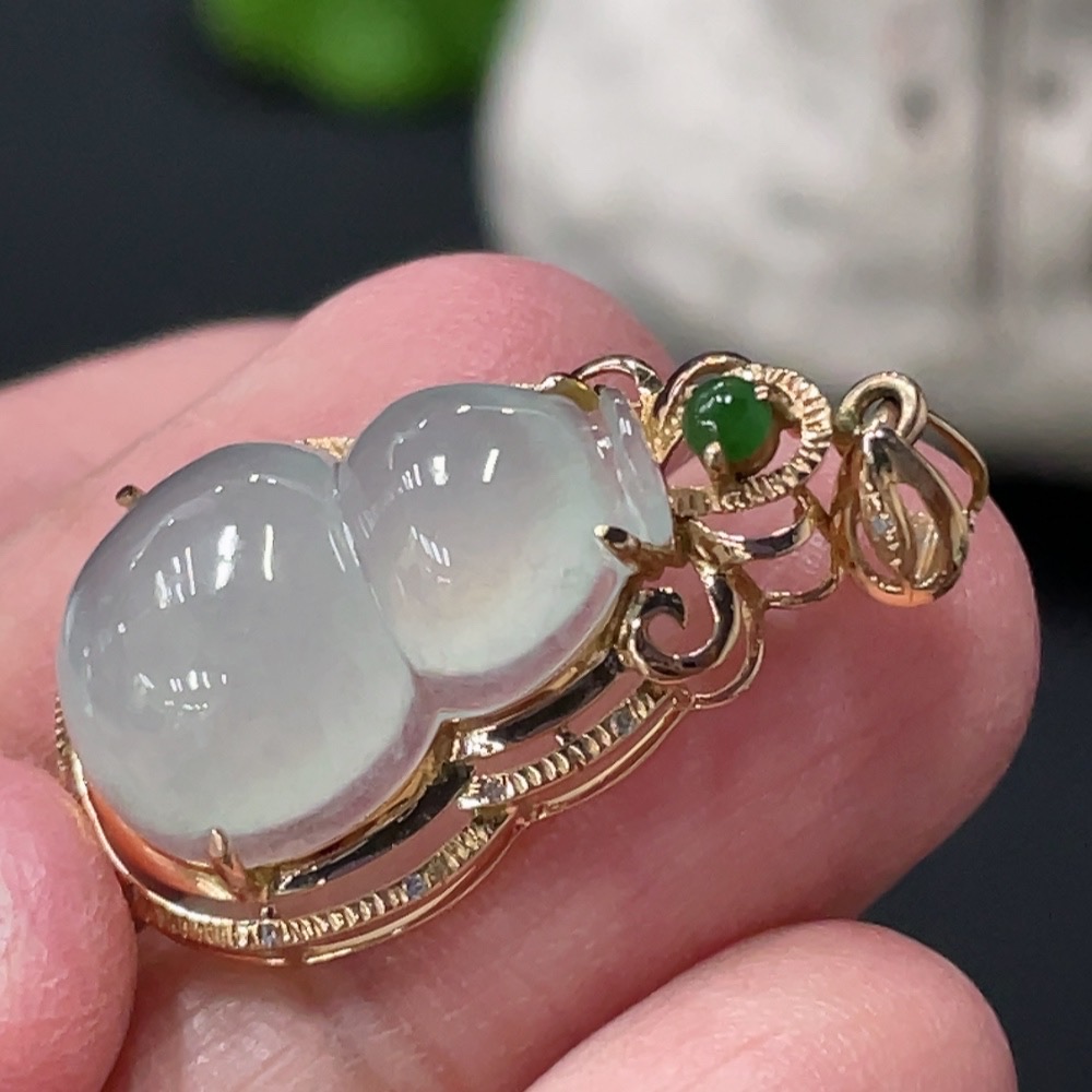 F30518918 Jadeite Gourd Inlaid Pendant with 18K Gold, Total Weight Approximately 3.05g