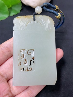 H46503153 和田玉挂件   仿古牌 皮色成因未定   货品总重约（含绳）80.4g