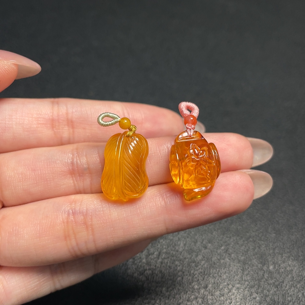 C34991347 Amber Beeswax Pendant with Colorless Coating, Total Weight Approx. 2.25g, Sell as a Lot