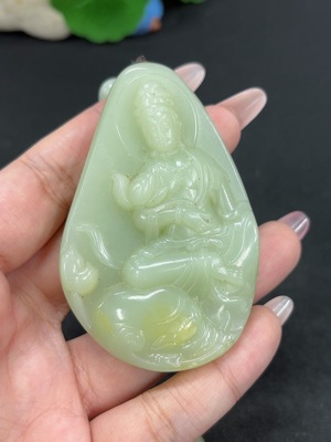 H46521986 和田玉挂件 观音 货品总重约【含链】156.4g 皮色成因未定 含其他矿物成分