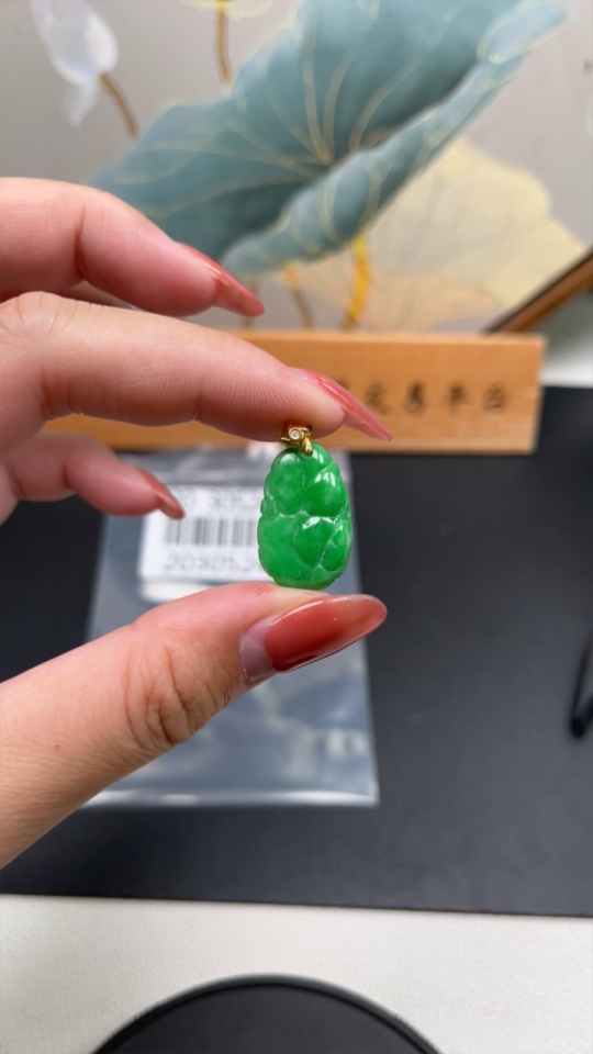 F20305246 Jadeite Lotus Leaf Pendant with 18K Gold Clasp, Total Weight 2.254g