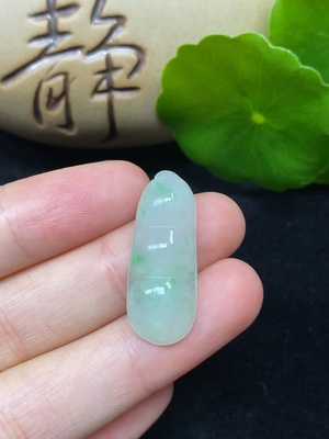 F45336101 翡翠福豆挂件 总重约2.63g