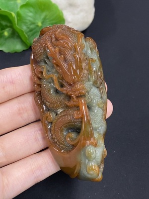 F46552271 翡翠龙腾天下挂件 货品总重量约149.4克 颜色成因未定