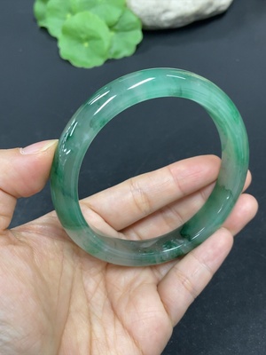 H41905387 非洲翠（独龙玉）正圈手镯    圈口62    货品总重约49.9g
