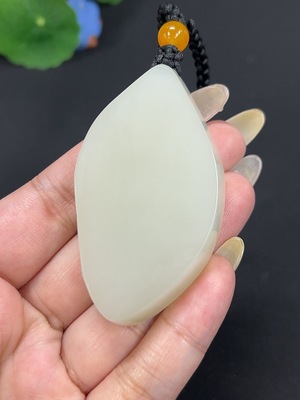 H42979185 和田玉挂件 无事牌 货品总重约[含绳]58.5g 皮色成因未定 配珠非和田玉