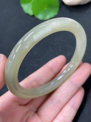 H42956609 和田玉圆条手镯 圈口58.7      货品总重约38.5g