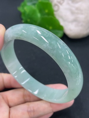 F46569048 翡翠正圈手镯 圈口58.2mm 货品总约重52.7g