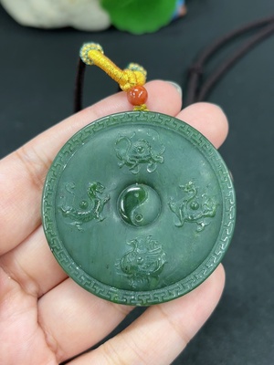 H46488156 和田玉挂件    四方圣兽   货品总重约（含绳）51.8g       配珠非和田玉