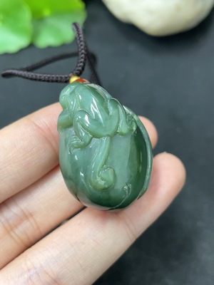 H46574446 和田玉碧玉挂件   灵猴献寿    货品总重约（含绳）25.7g