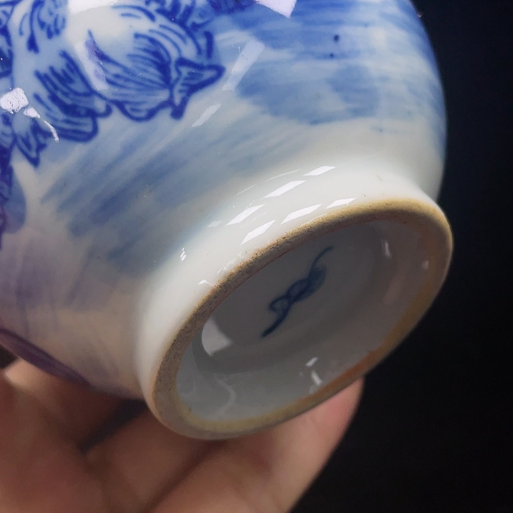 W32764415 Modern blue and white deer-head vase ceramic, intact, size as per actual item