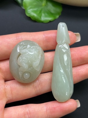 H46529275 和田玉三足金蟾+花苞挂件 含其他矿物成分  总重约35.44g