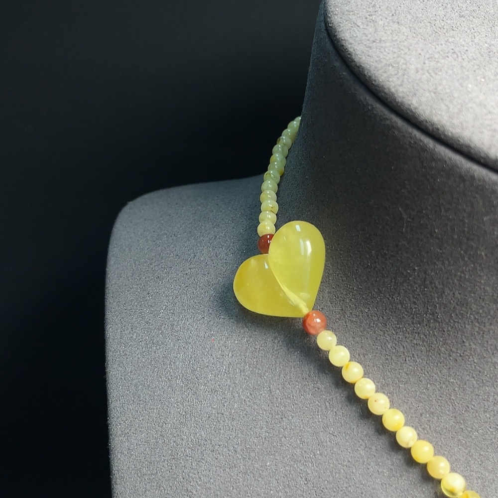 C34952542 Amber Beeswax Pendant with Pearl + Southern Red Agate, Carved Piece Coated with Colorless Film, Non-Gold, Total Weight Approx. 19.35g, Including Chain