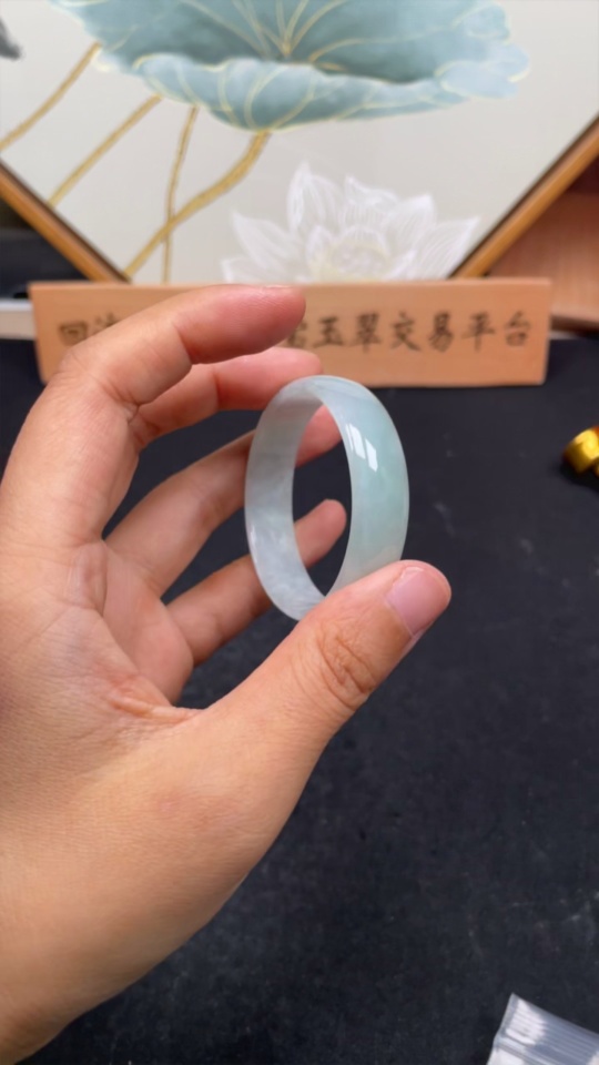 F29337141 Jadeite round bangle, total weight approximately 20.4g, size 46