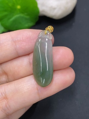 F46615685 翡翠福瓜挂件 18k金扣头 货品总重量约2.5克