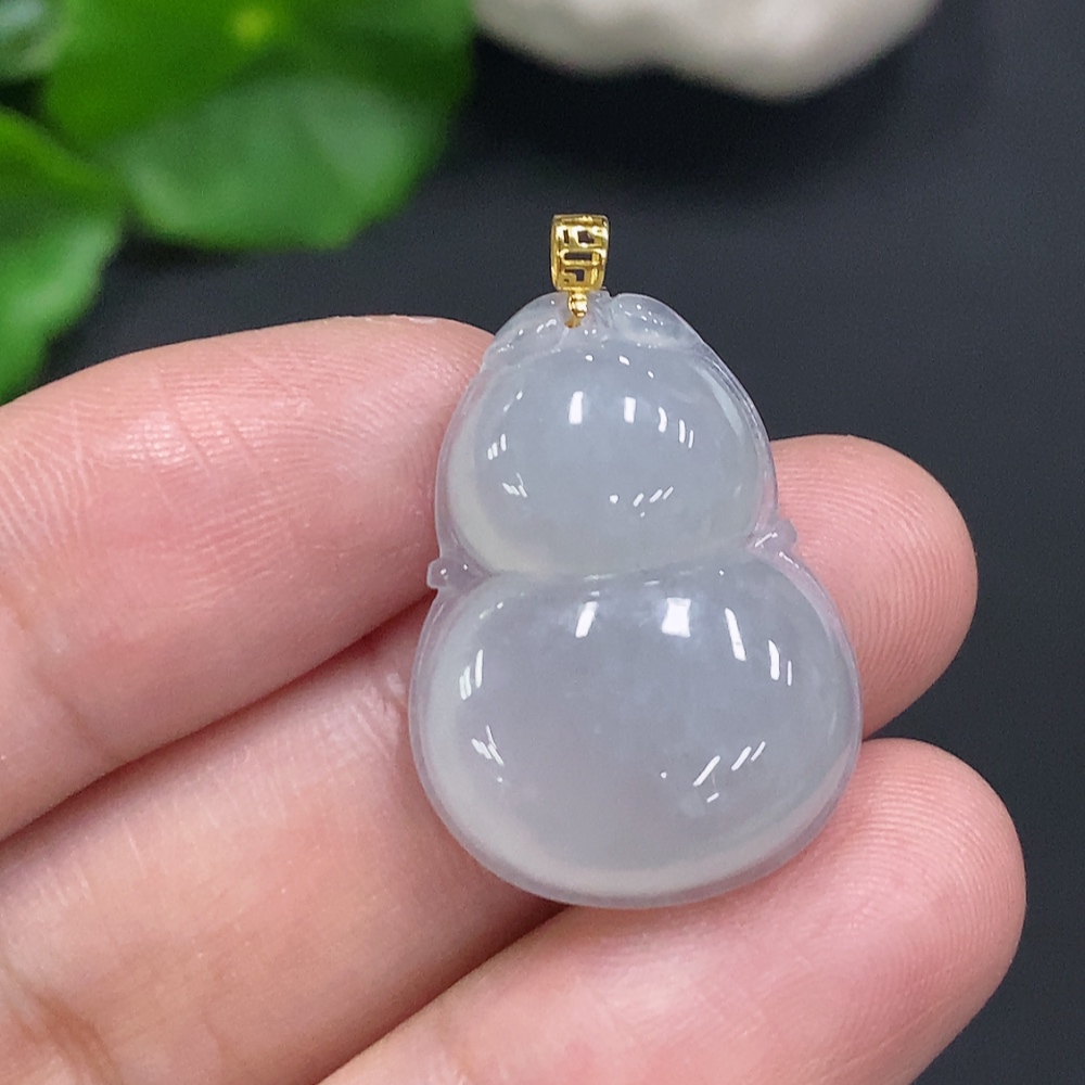 F34023635 Jadeite Gourd Pendant with 18K Gold Clasp, Total Weight Approximately 4.1g