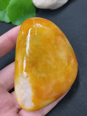 H42957272 和田玉 皮色成因未定 含其他矿物成分  货品总重约162.2g